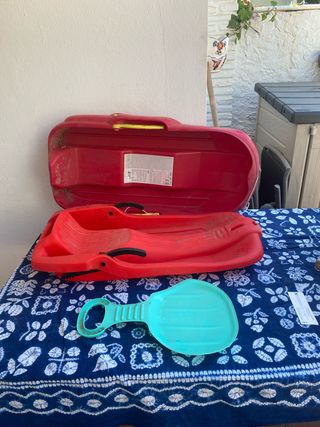 trineos rojos + pala nieve