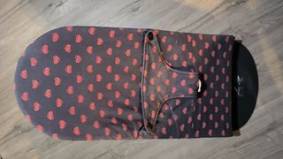 Hamaca BabyBjörn con funda corazones