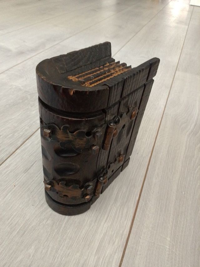 Caja madera vintage con forma de libro 