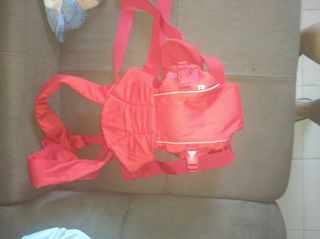 Mochila portabebés roja
