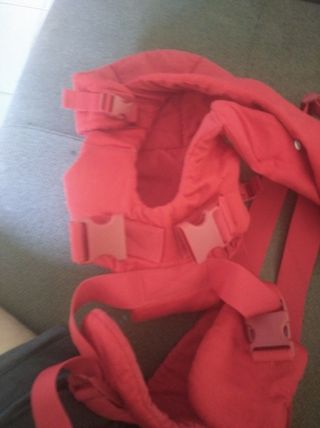 Mochila portabebés roja