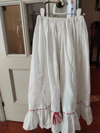 Falda blanca folklore
