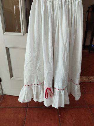 Falda blanca folklore