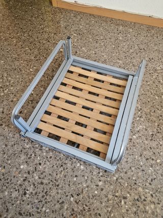 Cama plegable gris metal y madera