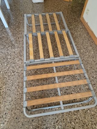 Cama plegable gris metal y madera