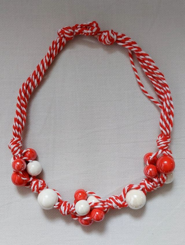 Collana rossa e bianca intrecciata