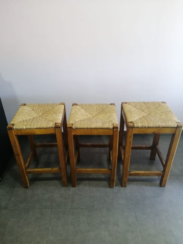Taburetes de mimbre y madera