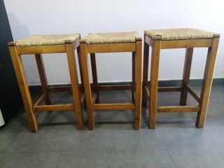 Taburetes de mimbre y madera