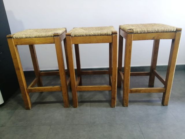 Taburetes de mimbre y madera