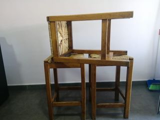 Taburetes de mimbre y madera