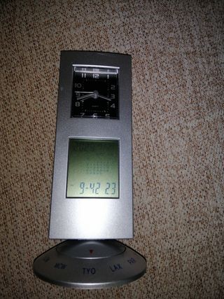 Reloj despertador digital plateado