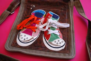 Borsa tracolla con scarpe