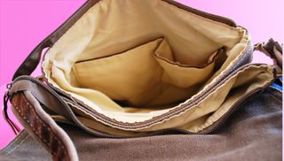 Borsa tracolla con scarpe