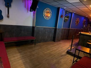 Bar con licenciade musica en vivo - Sevilla centro