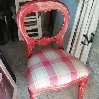 Sillas vintage rojas y rosas