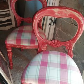 Sillas vintage rojas y rosas