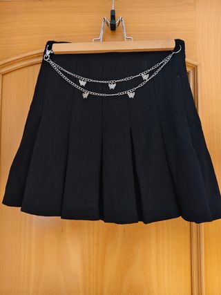 Falda plisada negra c/cadena