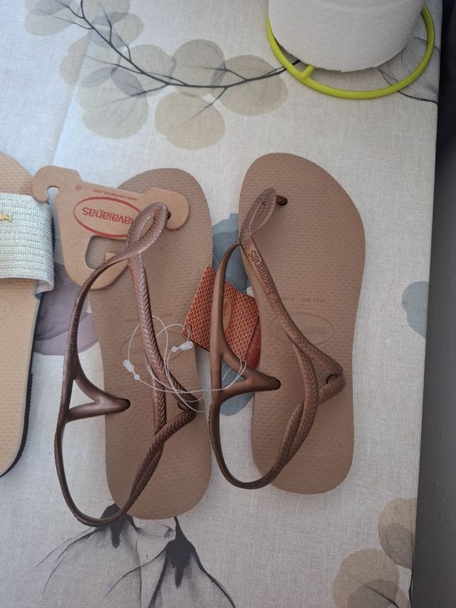 Havaianas beige/doradas talla 36