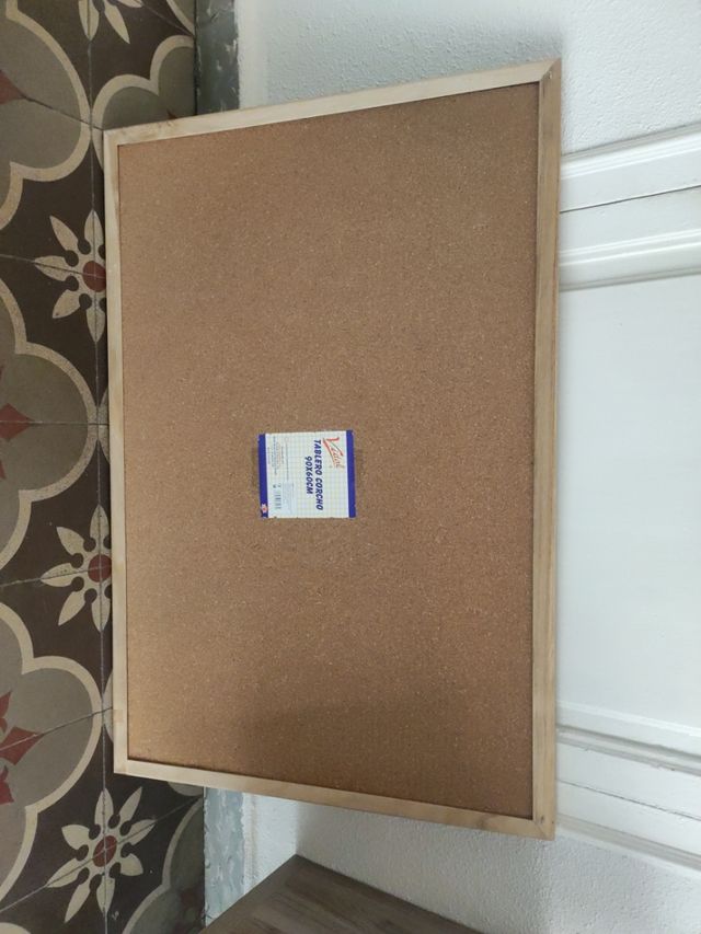 Tablón de corcho con marco de madera