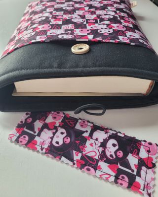 Funda protectora libros Kuromi