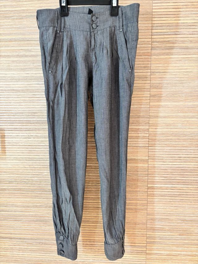 Pantalones grises