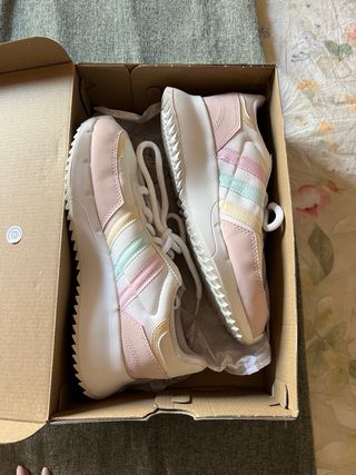 Adidas Retropy Sneakers - Rosa y Blanco