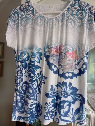 Camiseta estampada flores - azul y blanco