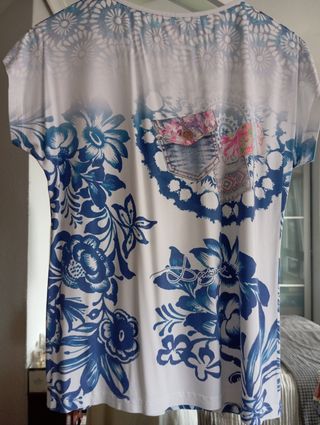 Camiseta estampada flores - azul y blanco