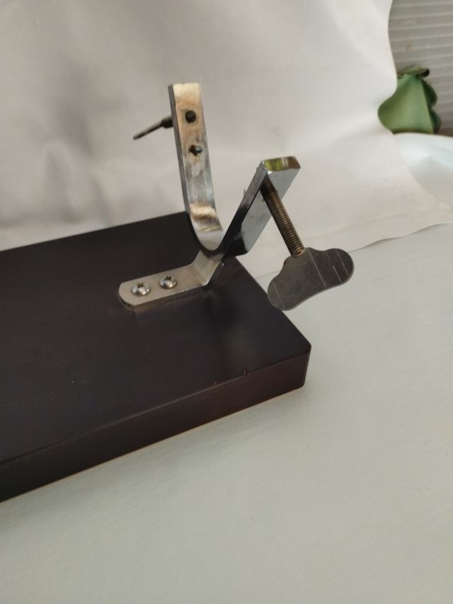 Jamonero de madera y metal