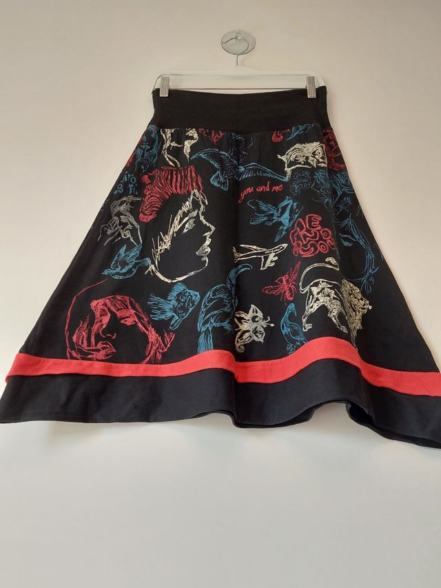 Falda DESIGUAL negra estampada