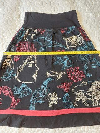Falda DESIGUAL negra estampada