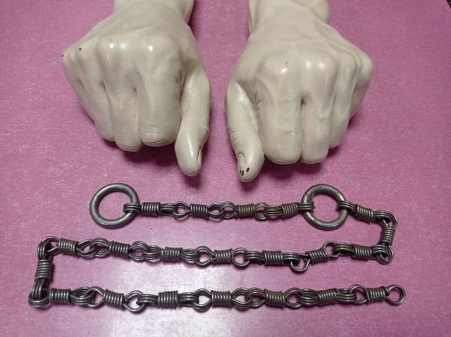 Grilletes antiguos de metal