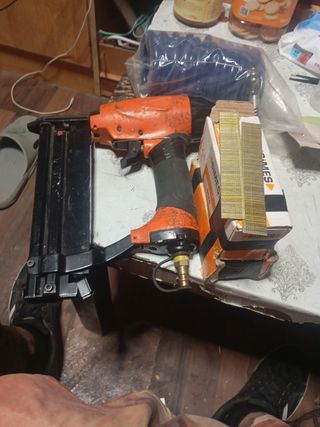 Pistola clavos compresor + clavos
