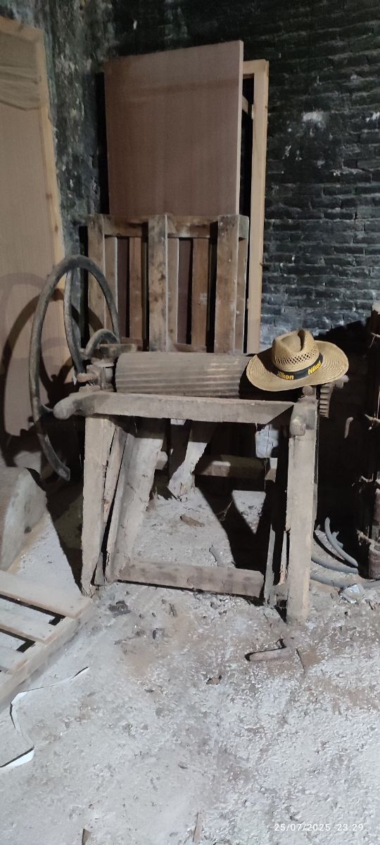 Antigua herramienta de prensado de vino