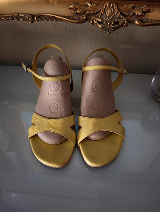 Sandalias amarillas cuña. 