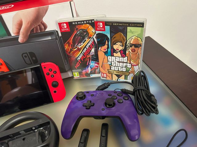 Nintendo Switch + juegos + mandos y extras