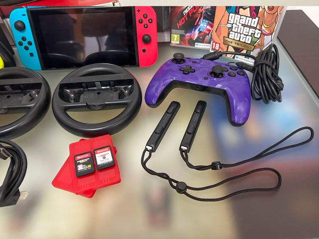 Nintendo Switch + juegos + mandos y extras