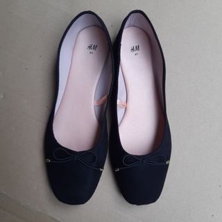Ballerine H&M nere n.41 più due omaggi.