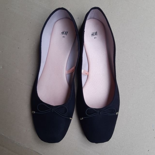 Ballerine H&M nere n.41 più due omaggi.