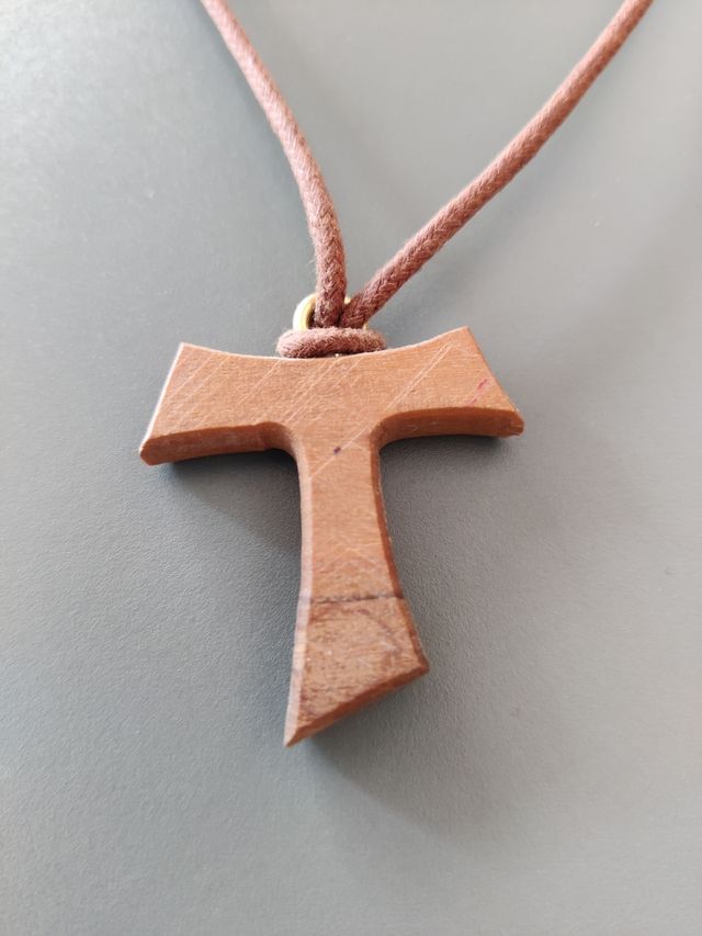 Crocifisso Tau in legno semplice con cordicella