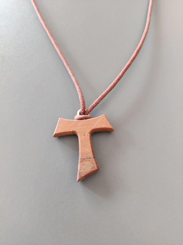 Crocifisso Tau in legno semplice con cordicella