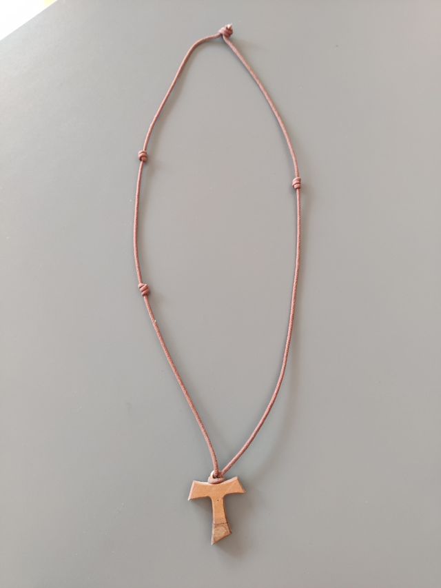 Crocifisso Tau in legno semplice con cordicella