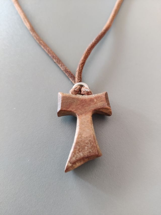 Crocifisso Tau in legno semplice con cordicella