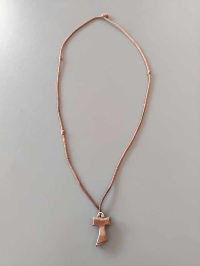 Crocifisso Tau in legno semplice con cordicella