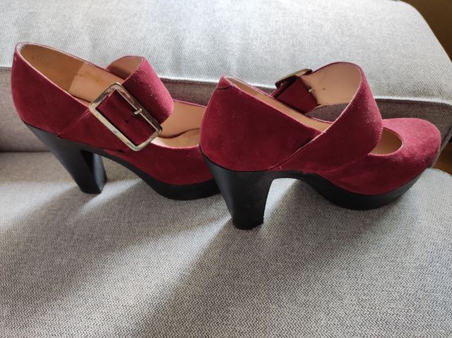 Zapatos salón granate de tacón