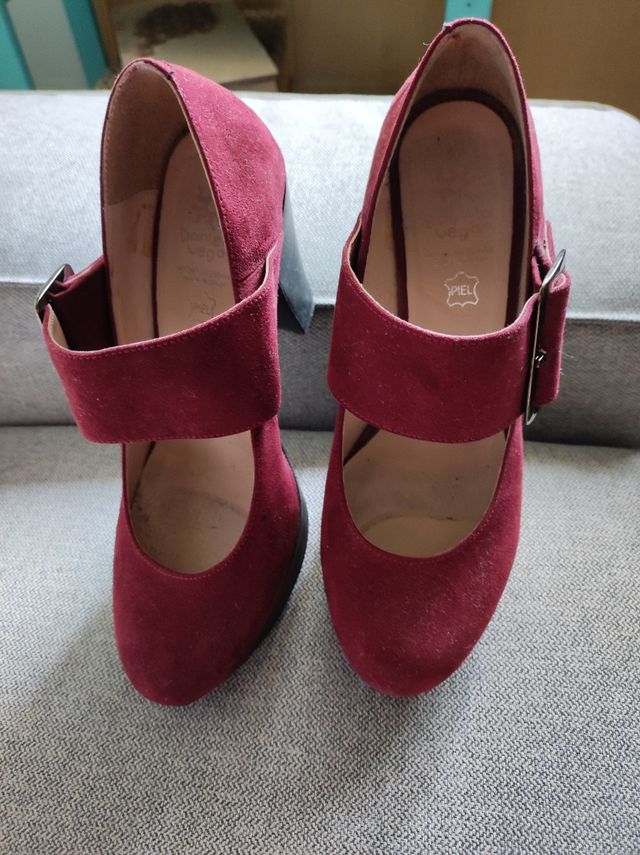 Zapatos salón granate de tacón