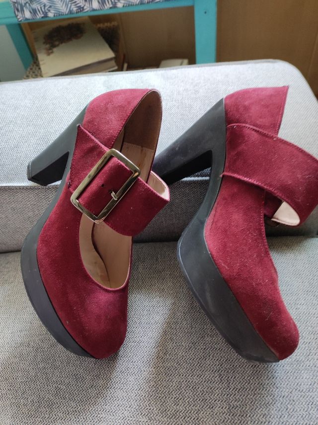 Zapatos salón granate de tacón