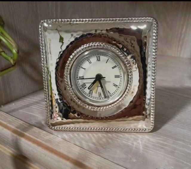 Reloj de sobremesa baño de plata.