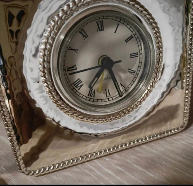 Reloj de sobremesa baño de plata.