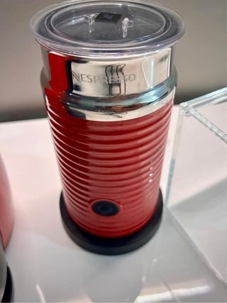 Cafetera Dolce Gusto + Espumador Aeroccino + caja
